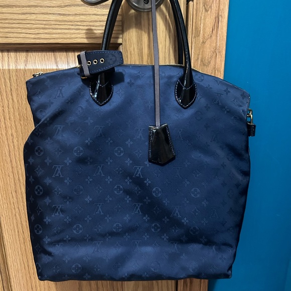 **** SOLD ****LOUIS VUITTON MONOGRAM NYLON Desire Lockit Vertical - Picture 15 of 16